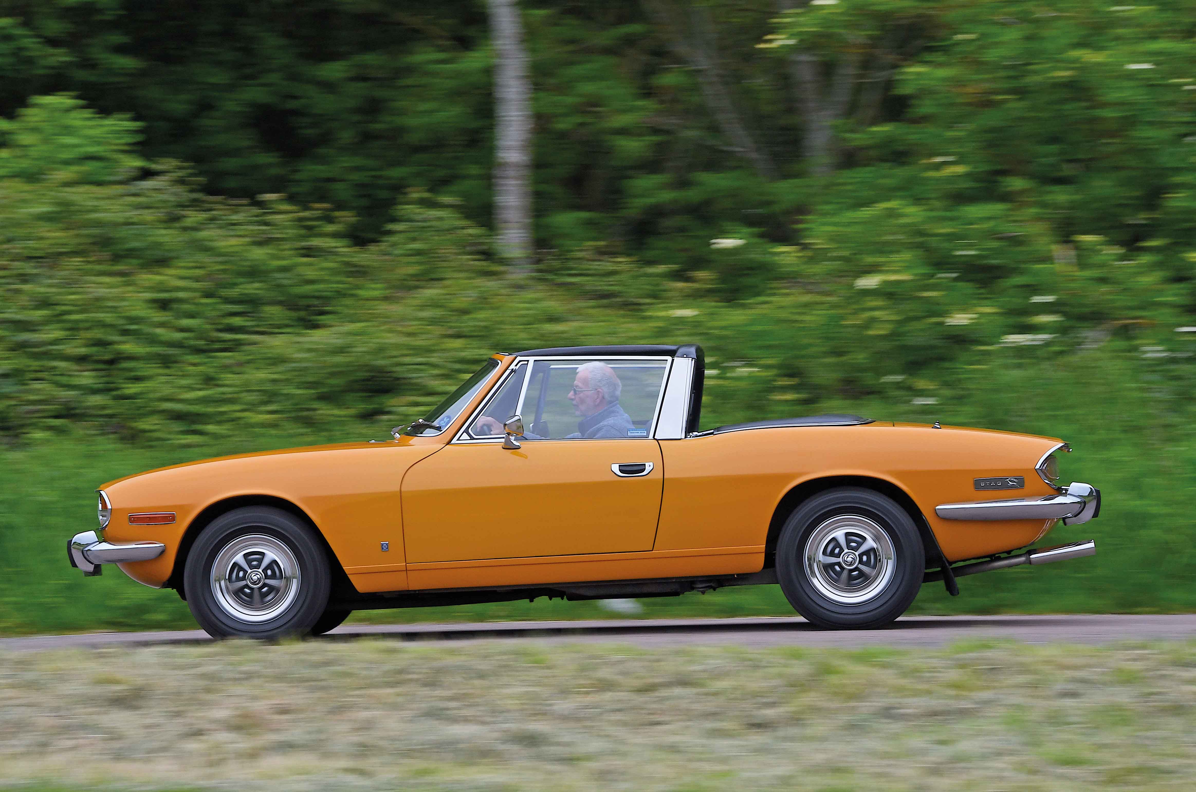 Classic & Sports Car – Triumph Stag vs BMW 2002 Cabriolet: open for the family