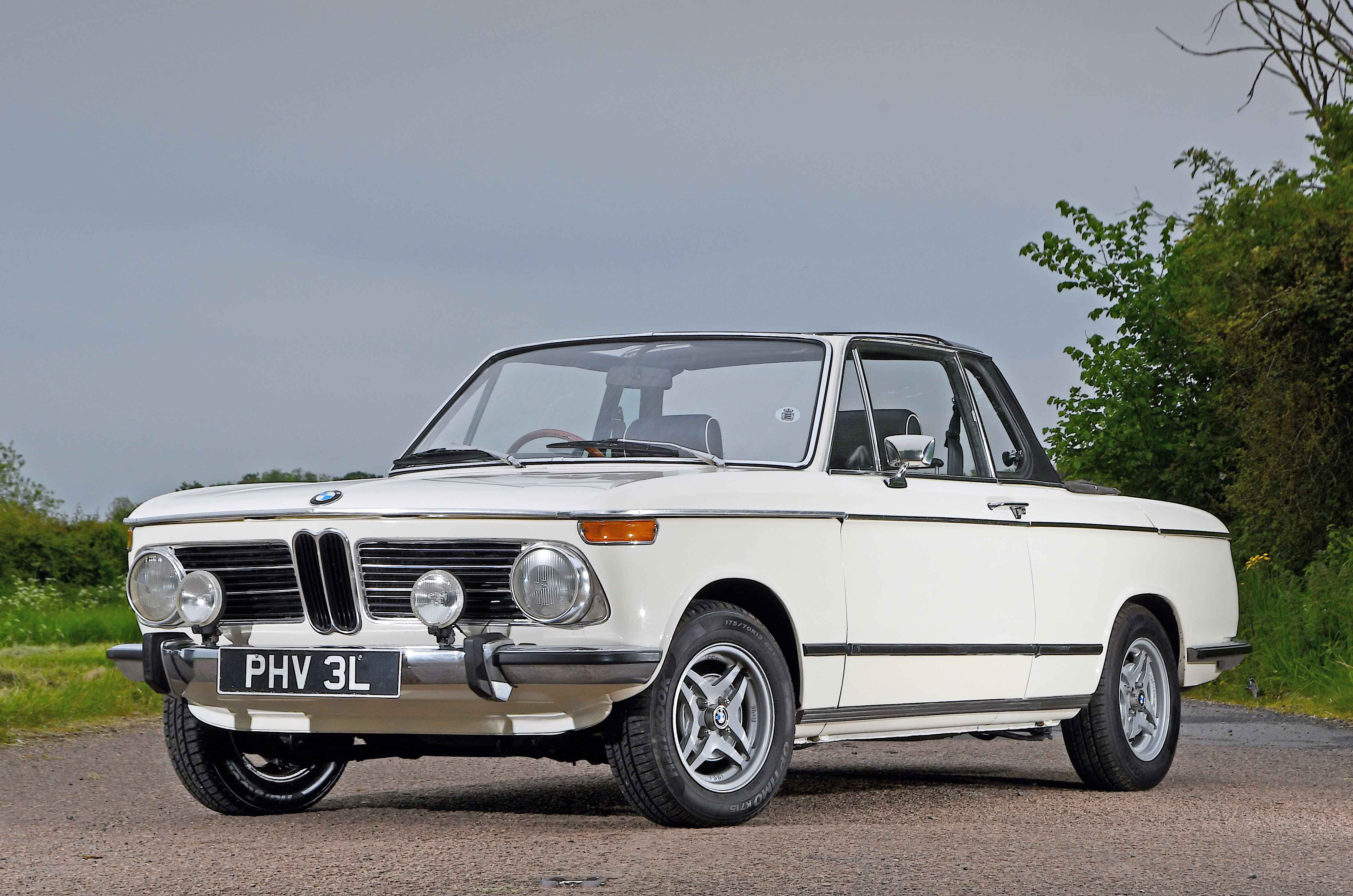 Classic & Sports Car – Triumph Stag vs BMW 2002 Cabriolet: open for the family